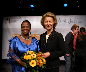 Pierrette Herzberger Fofana et Ursula von der Leyen (ministre fdral de la famille, des personnes ges, des femmes et de la jeunesse)