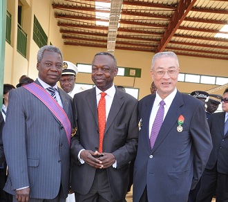 Celestin Monga avec les Premiers ministres du Burkina Faso et de Taiwan 