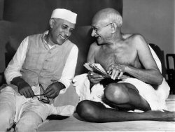 Gandhi en compagnie de Nehru 