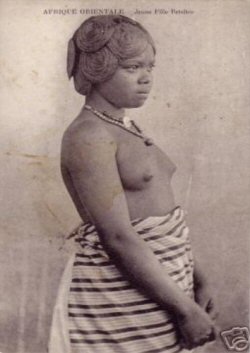 Coiffure dune jeune fille Betsileo (Afrique orientale, 1900) 