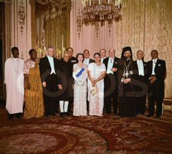 Elizabeth II et des membres du CommonWealth, on reconna&icirc;t notamment Kwame Nkrumah deuxi&egrave;me &agrave; partir de la gauche