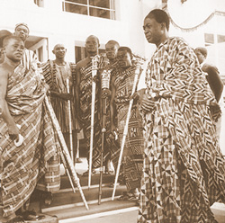 Kwame Nkrumah en tenue traditionnelle, le 6 Mars 1957, jour de l'indpendance de l'ex-Gold Coast, devenue Ghana