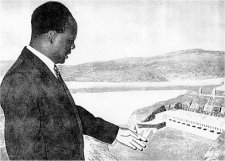 Kwame Nkrumah prsentant l'un de ses plus ambitieux projets, le barrage hydro-lectrique