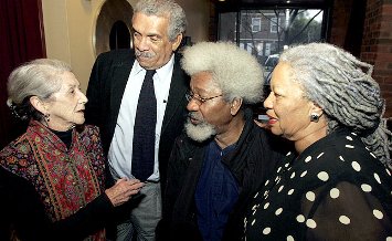 Wol Soyinka en compagnie de trois autres prix Nobel de littrature : la sud-africaine Nadine Gordimer, le saint lucien Derek Walcott, et l'amricaine Toni Morrison