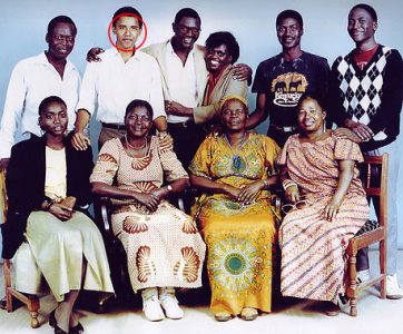 Une photo prise au Kenya à la fin des années 80 : on reconnait notamment assises de gauche à droite : Auma, Keziah et Sarah Obama. Debout en 3è position en partant de la gauche, Malik Obama