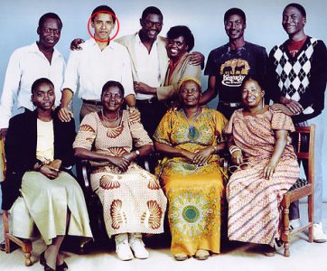 Une photo prise au Kenya  la fin des annes 80 : on reconnait notamment assises de gauche  droite : Auma, Keziah et Sarah Obama. Debout en 3 position en partant de la gauche, Malik Obama