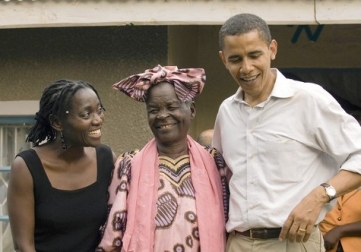 Avec sa (demi) soeur Auma et sa grand-mre Sarah Obama