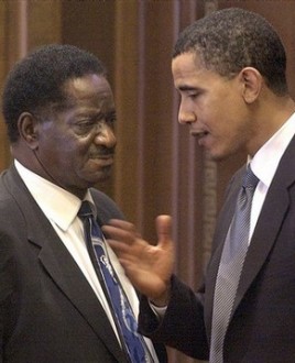 En compagnie d'un de ses mentors, Emil Jones Jr, président du sénat local dans l'Illinois. Jones aida Obama à faire passer des lois importantes