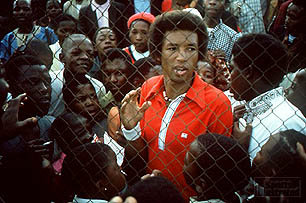 Lors de sa 1re visite dans une Afrique du Sud sous sgrgation raciale en 1973 avec des habitants de Soweto