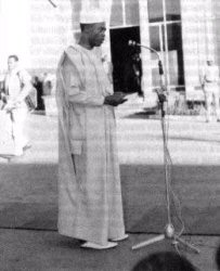 Diallo Telli prononant un discours le 1er Janvier 1970, jour o le drapeau de l'OUA est hiss pour la premire fois  Addis Abeba 