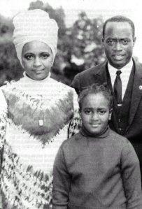 En 1951, Diallo Telli, sa femme, Mamou Kadidiatou Diallo, et leur fille Roughi. Sa femme tait contre le retour en Guine.