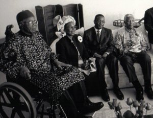 Chinua Achebe rend visite  Nelson Mandela