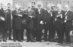 Douglass (5ème en partant de la droite) en compagnie du 23ème président des Etats-Unis Benjamin Harrison assiste à une cérémonie avec le maire et des vétérans de la guerre de secéssion