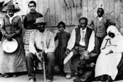 Harriet Tubman (1re  gauche) et des esclaves qu'elle conduisait  la libert photographis  une station de l'Underground railroad