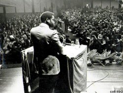 Amilcar Cabral prenant la parole devant le Labour Party hollandais  Amsterdam en 1973