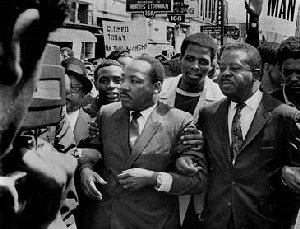 Martin Luther King et Ralph Abernaty fin mars 1968. Une semaine plus tard, King sera assassin