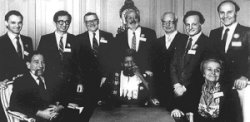 Wolé Soyinka en compagnie d'autres lauréats du prix Nobel en 1986