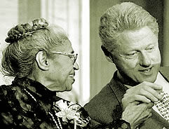 Rosa Parks en compagnie de Bill Clinton