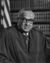 Thurgood Marshall, avocat puis juge, fut le premier noir  siger  la Cour Suprme amricaine
