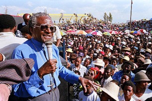 Desmond Tutu lors d'un meeting anti-apartheid en 1986