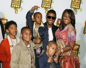 Usher, son �pouse Tameka Foster et des membres de leur famille