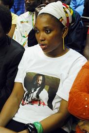 Nonkululeko Zanele, fille de Lucky Dube, au tribunal  l'occasion du jugement des assassins de son pre