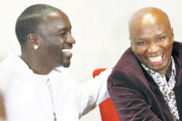 Akon et Zizi Kodwa , porte-parole de Jacob Zuma