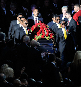 Le cercueil de Michael Jackson transport par ses frres lors de la crmonie du Staples Center