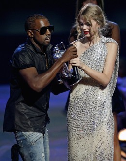 Kanye West arrache le micro des mains de Taylor Swift lors des MTV Music Awards