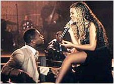Beyonce chantant pour son partenaire, Cuba Gooding Jr, dans le film