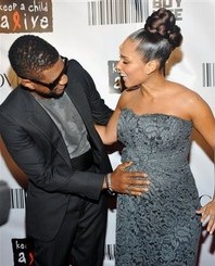 Alicia Keys, enceinte, accueille Usher lors du ''black ball'' le 30 septembre dernier