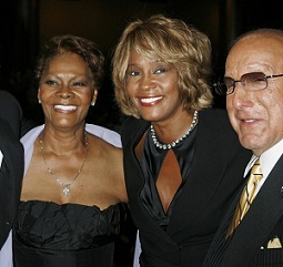 Whitney Houston avec sa mre et Clive Davis en 2006