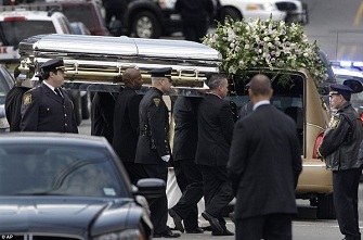 Le cercueil de Whitney Houston transport aprs la crmonie