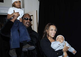 Stevie Wonder, avec son (ex)pouse Kai Millard Morris et leurs deux enfants