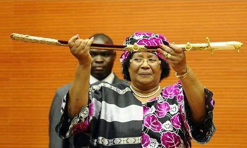 Joyce Banda est devenue la seconde femme prsidente d'un pays africain en succdant au prsident Bingu Wa Mutharika le 7 avril 2012