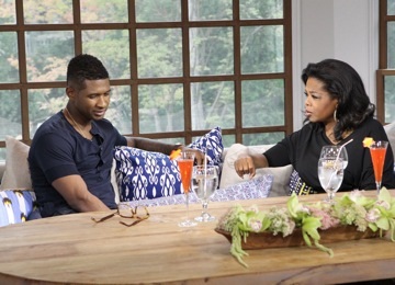 Oprah Winfrey et Usher dans sa maison d'Atlanta lors de l'interview qui sera diffusé dimanche prochain