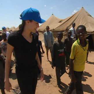 Angelina Jolie en visite dans un camp de refugis en Namibie
