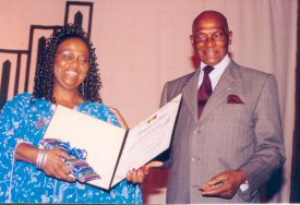 Pierrette Herzberger-Fofana a reu le Grand Prix de la recherche scientifique du Prsident de la rpublique du Sngal en juin 2003 