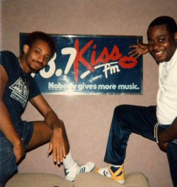 Les DJ Red Alert (gauche) Chuck Chillout (droite) dans les locaux de la station Kiss FM. New York.