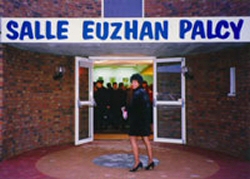 Euzhan Palcy devant une salle portant son nom
