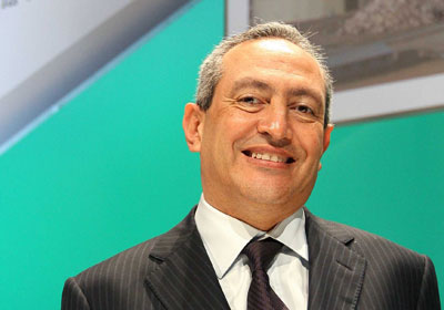 Nassef Sawiris est le plus jeune fils d'Onsi Sawiris. Il dirige les activits construction du groupe Orascom
