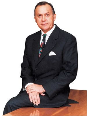 g de 70 ans, Christoffel Wiese est le plus important actionnaire individuel de la plus grande chane de supermarchs en Afrique, Shoprite. Il possde galement des intrts miniers, immobiliers et viticoles