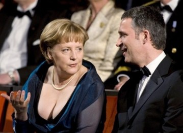 La photo d'Angela Merkel discutant avec le 1er ministre norvgien Jens Stoltenberg, prise en avril 2008  l'occasion de l'inauguration de l'opra d'Oslo a servi ''d'inspiration''  l'affiche de Vera Lengsfeld