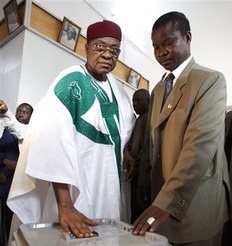 Mamadou Tandja votant le 4 aot 2009, jour du rfrendum qui lui a permis de faire sauter la limitation de mandats