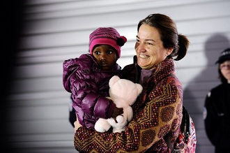 Arrive d'un enfant adopt  l'aroport de Roissy ce mardi 22 dcembre