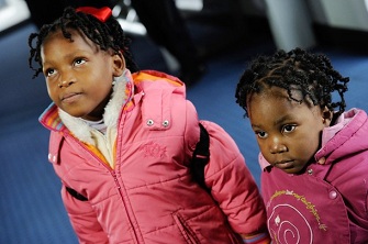 Deux petites filles hatiennes adoptes arrives  l'arport de Roissy le 22 dcembre 2010
