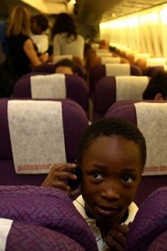 Un enfant adopt peu avant le dcollage de Port-au-Prince pour Paris