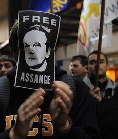 Partisans de Julian Assange manifestant pour sa libration