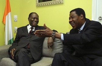 Alassane Ouattara avec Yayi Boni, l'un des missaires de la Cedeao