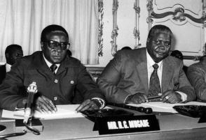 Robert Mugabe et Joshua Nkomo lors des accords de Lancaster en 1979